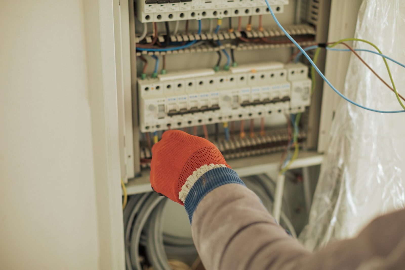 Elektriker arbeitet am Sicherungskasten